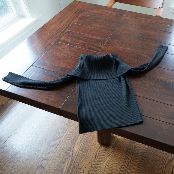 New Revolve off-the-shoulder classic sweater - Picture 2 of 4
